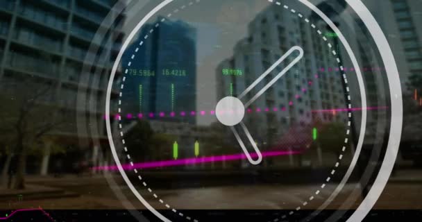 背の高い建物のビューに対する財務データ処理上の時計をカチカチアニメーション グローバルな金融 ビジネス技術の概念 — ストック動画