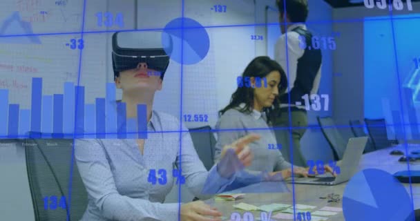 针对在办公室佩戴Vr耳机的高加索妇女的统计数据处理动画 商业数据技术概念 — 图库视频影像