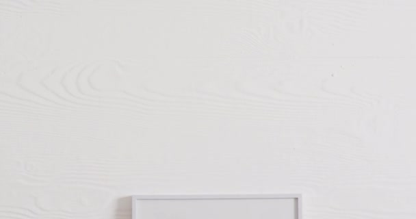 白い背景と白い壁にコピースペースの白いフレーム フレーム 家の装飾とインテリアデザインのコンセプト — ストック動画