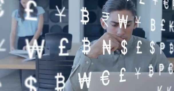 Animering Valuta Symboler Mot Tankeväckande Biracial Man Med Bärbar Dator — Stockvideo