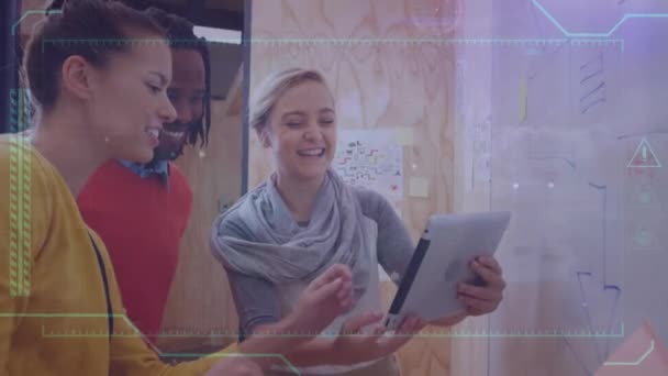 オフィス内の多様なビジネス人とのつながりのアニメーション グローバルビジネス コンピューティング データ処理の概念デジタル生成ビデオ — ストック動画