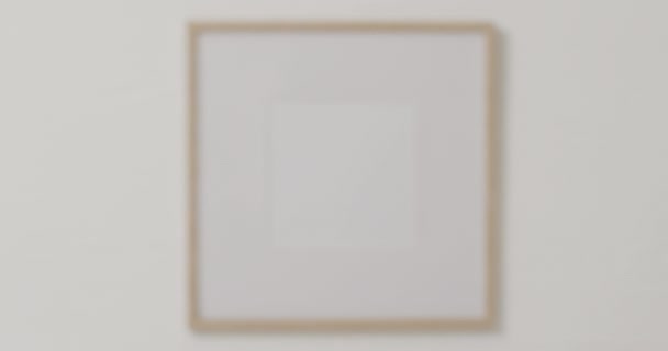 Ξύλινη Κορνίζα Αντιγραφή Χώρου Λευκό Τοίχο Πλαίσιο Εικόνα Εσωτερική Διακόσμηση — Αρχείο Βίντεο