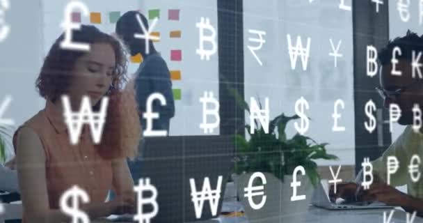 Animación Símbolos Monetarios Contra Diversos Hombres Mujeres Utilizando Ordenador Portátil — Vídeos de Stock