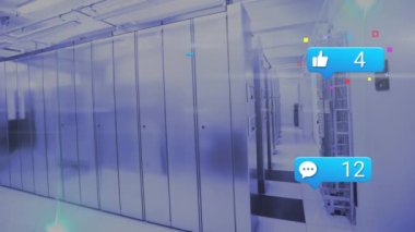 Sosyal medya simgelerinin animasyonu ve bilgisayar sunucu odasına karşı mavi ışık noktası. Sosyal medya ağı ve iş veri depolama teknolojisi kavramı