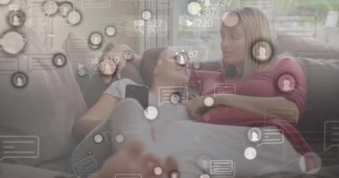 Sosyal medya ikonlarının, beyaz bir annenin evdeki kanepede kızıyla konuşması üzerine canlandırması. Sosyal medya ağı ve iş teknolojisi kavramı