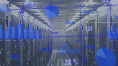 Sunucu odasındaki mozaik karelerle şebeke üzerinden istatistiksel veri işleme animasyonu. Bilgisayar arayüzü ve iş veri depolama teknolojisi kavramı