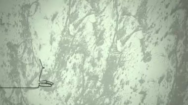 Yeşil arka planda erkek golfçü ve şekillerinin çizimi. Küresel spor ve soyut arkaplan kavramı dijital olarak oluşturulmuş video.