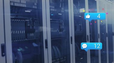 Bilgisayar sunucu odasında sosyal medya simgeleri ve veri işleme animasyonları. Sosyal medya ağı ve iş veri depolama teknolojisi kavramı