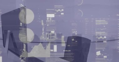 Şehir manzarasına karşı ofis masası üzerinde veri işleme ekranlarının animasyonu. Bilgisayar arayüzü ve iş teknolojisi kavramı