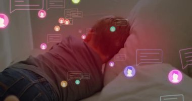 Evdeki kanepede akıllı telefon kullanan beyaz çocuğun dikiz aynasındaki sosyal medya simgelerinin canlandırılması. Sosyal medya ağı ve eğitim teknolojisi kavramı