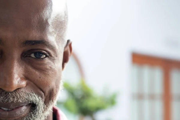 Muotokuva Onnellinen Afrikkalainen Amerikkalainen Mies Lääkäri Hymyilee Lääkärin Vastaanotolla Kopioi — kuvapankkivalokuva
