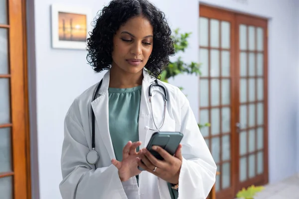 Biracial Kvinnlig Läkare Bär Stheocope Med Hjälp Smartphone Läkarmottagningen Sjukhus — Stockfoto