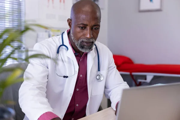 Afrikansk Amerikansk Manlig Läkare Sitter Vid Skrivbordet Och Använder Laptop — Stockfoto