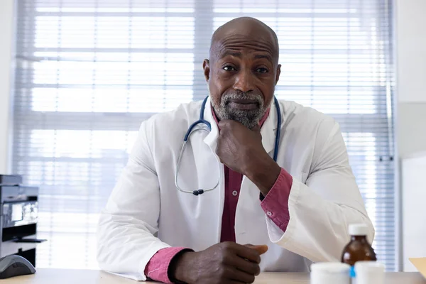 Afroamerikansk Manlig Läkare Som Sitter Vid Skrivbordet Och Har Videosamtal — Stockfoto