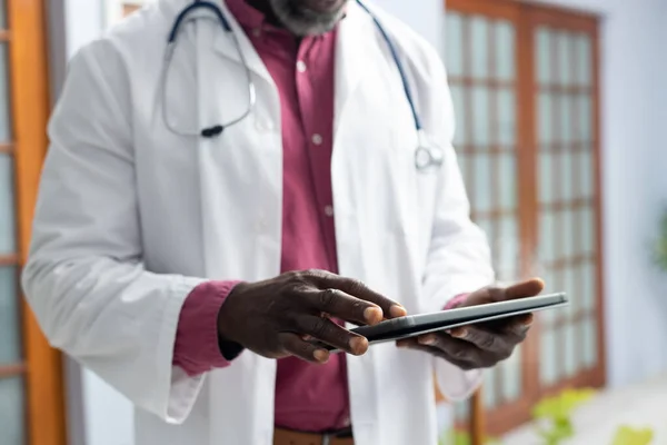 Mitten Afrikansk Amerikansk Manlig Läkare Bär Stetoskop Med Hjälp Tablett — Stockfoto