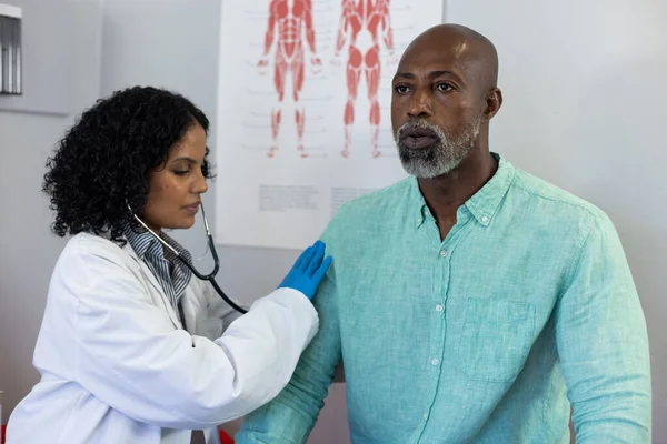 Biracial Kvinnlig Läkare Med Stetoskop Och Undersöka Afrikansk Amerikansk Manlig — Stockfoto