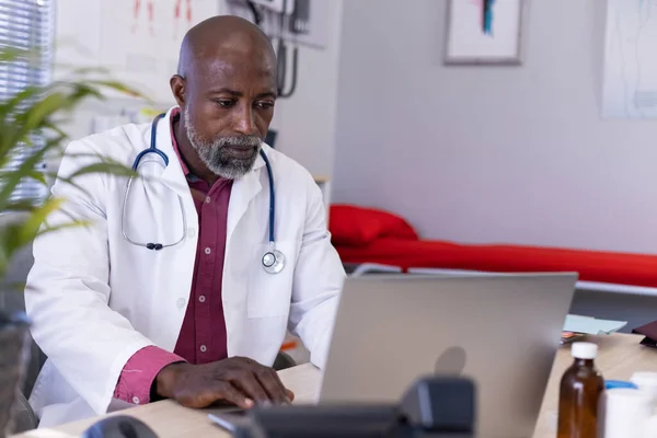African American Male Doctor Sitting Desk Using Laptop Doctor Office — Stock Photo, Image