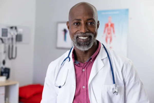 Porträtt Lycklig Afrikansk Amerikansk Manlig Läkare Klädd Stetoskop Och Leende — Stockfoto