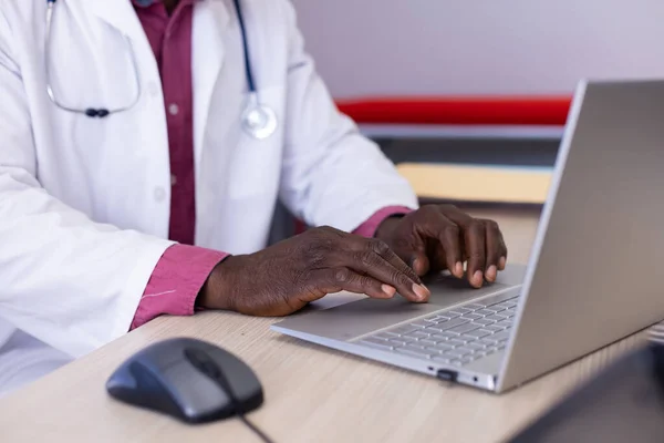 Middelen Afrikansk Amerikansk Manlig Läkare Sitter Vid Skrivbordet Med Laptop — Stockfoto