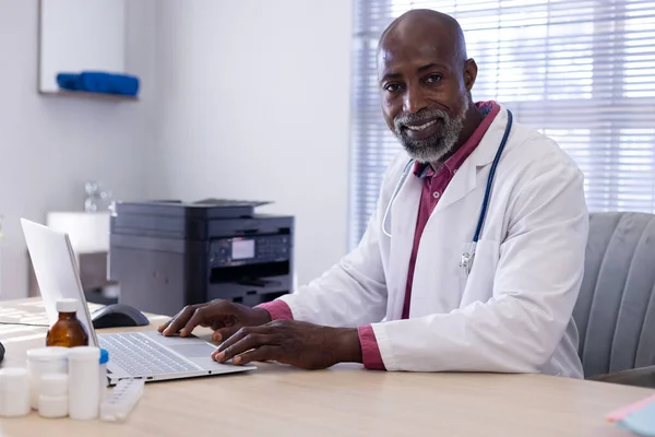 Porträtt Lycklig Afrikansk Amerikansk Manlig Läkare Sitter Vid Skrivbordet Och — Stockfoto