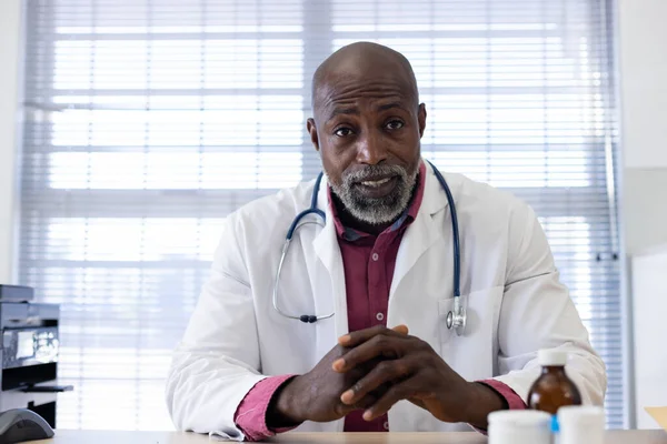Afroamerikansk Manlig Läkare Som Sitter Vid Skrivbordet Och Har Videosamtal — Stockfoto