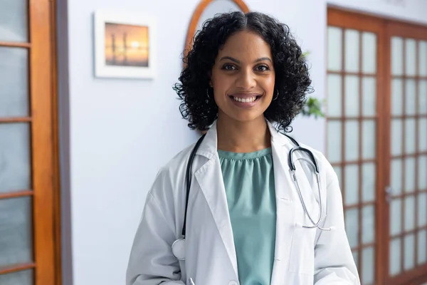 Porträtt Lycklig Biracial Kvinnlig Läkare Bär Stetoskop Och Ler Mot — Stockfoto