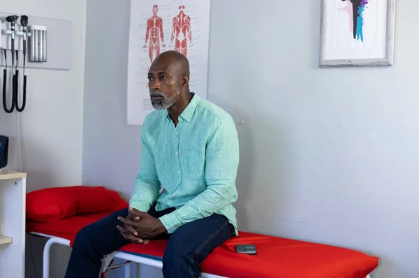 Afroamerikansk Manlig Patient Som Sitter Undersökningssoffan Och Väntar Läkarmottagningen Sjukhus — Stockfoto