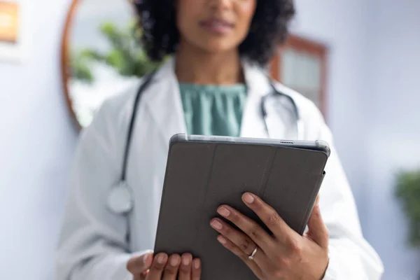 Biracial Kvinnlig Läkare Bär Stheoscope Med Hjälp Tablett Läkarmottagningen Sjukhus — Stockfoto