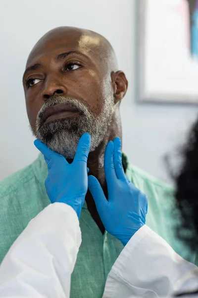Médecin Naissance Portant Des Gants Médicaux Examinant Patient Afro Américain — Photo