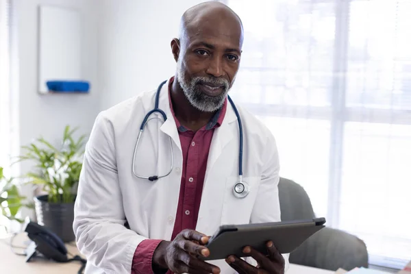 Portrait Heureux Médecin Afro Américain Portant Stéthoscope Aide Une Tablette — Photo