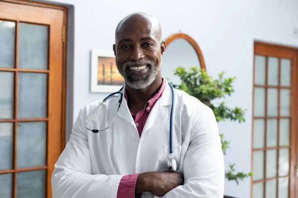 Portrait Heureux Médecin Afro Américain Portant Stéthoscope Souriant Cabinet Médecin — Photo