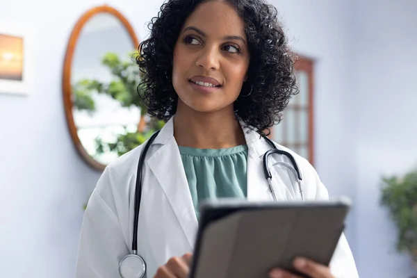 Glad Biracial Kvinnlig Läkare Bär Stheoscope Med Hjälp Tablett Läkarmottagningen — Stockfoto