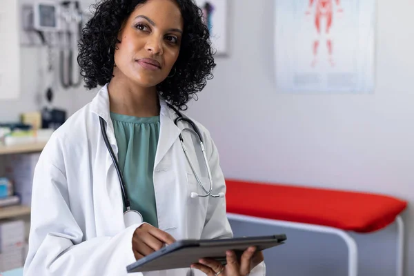 Biracial Kvinnlig Läkare Bär Stheoscope Med Hjälp Tablett Läkarmottagningen Sjukhus — Stockfoto