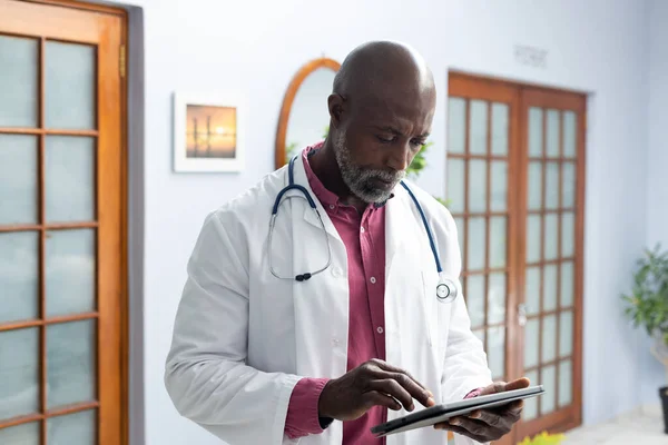 Африканский Врач Американец Носит Стетоскоп Используя Планшет Кабинете Врача Больница — стоковое фото