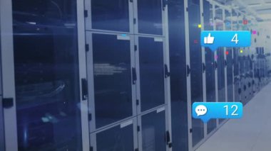 Bilgisayar sunucu odasında sosyal medya simgeleri ve veri işleme animasyonları. Sosyal medya ağı ve iş veri depolama teknolojisi kavramı