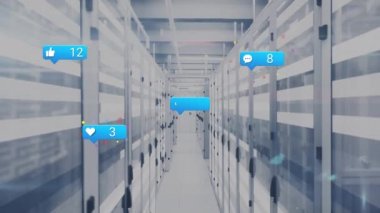 Bilgisayar sunucu odasında sosyal medya simgelerinin ve ışık izlerinin animasyonu. Sosyal medya ağı ve iş veri depolama teknolojisi kavramı