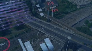 Şehir trafiğinin hava görüntüsüyle karşılaştırıldığında istatistiksel veri işleme şebekesi üzerinden. İş veri teknolojisi kavramı