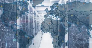 Bilgisayar sunucu odasında dünya haritası ve mikro işlemci bağlantılarının animasyonu. Küresel ağ ve iş veri depolama teknolojisi kavramı