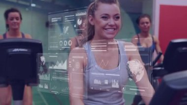 Durağan bisiklet kullanan beyaz bir kadının veri işleme animasyonu. Küresel spor, bilgisayar ve veri işleme kavramı dijital olarak oluşturulmuş video.