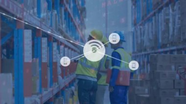 Depoda çalışan farklı insanlar üzerindeki simgelerle bağlantı ağının animasyonu. Küresel gönderme, ağlar, iş, bilgisayar ve veri işleme kavramı dijital olarak oluşturuldu.