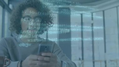 Ofiste akıllı telefon kullanırken gülümseyen melez adama karşı veri işleme animasyonu. Bilgisayar arayüzü ve iş teknolojisi kavramı