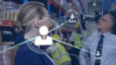 Depoda çalışan farklı insanlar üzerindeki simgelerle bağlantı ağının animasyonu. Küresel gönderme, ağlar, iş, bilgisayar ve veri işleme kavramı dijital olarak oluşturuldu.