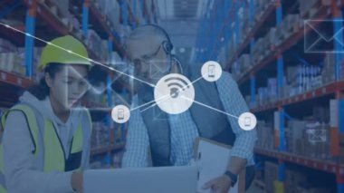 Depoda çalışan farklı insanlar üzerindeki simgelerle bağlantı ağının animasyonu. Küresel gönderme, ağlar, iş, bilgisayar ve veri işleme kavramı dijital olarak oluşturuldu.