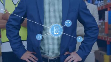 Depoda çalışan farklı insanlar üzerindeki simgelerle bağlantı ağının animasyonu. Küresel gönderme, ağlar, iş, bilgisayar ve veri işleme kavramı dijital olarak oluşturuldu.