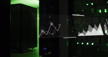 Bilgisayar sunucu odasında istatistiksel veri işleme yapan ekranların animasyonu. Bilgisayar arayüzü ve iş veri depolama teknolojisi kavramı