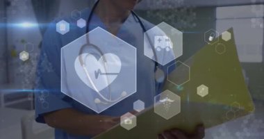 Hastanede tıbbi raporları okuyan beyaz kadın doktorlara karşı tıbbi ikonların canlandırılması. Tıbbi sağlık teknolojisi kavramı