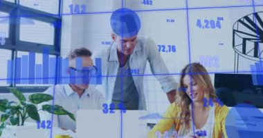 Muhtelif meslektaşların ofiste tartıştıkları istatistiksel veri işleme animasyonu. İş veri teknolojisi kavramı