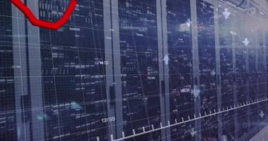 Bilgisayar sunucuları üzerinde kırmızı çizgi ve veri işleme animasyonu. Küresel iş, finans, dijital arayüz, hesaplama ve veri işleme kavramı dijital olarak oluşturuldu.