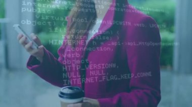 Açık havada akıllı telefon kullanarak elinde kahve fincanı tutan beyaz kadın hakkında veri işleme animasyonu. Bilgisayar arayüzü ve iş teknolojisi kavramı