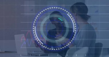 Yuvarlak tarayıcının animasyonu, ofiste tartışan iki farklı kadının istatistiksel veri işlemesi. Bilgisayar arayüzü ve iş veri teknolojisi kavramı